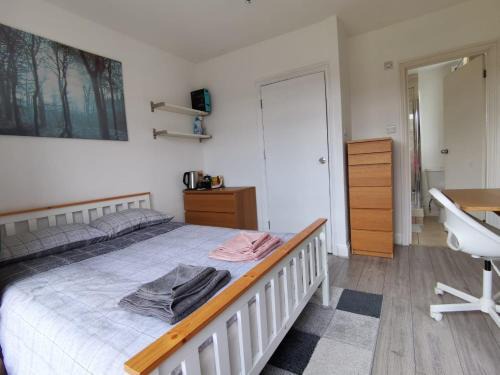 Double Bedroom with a balcony and ensuite bathroom for short or long stay in London Canary Wharf with direct train from Heathrow, also convenient from Stansted and Gatwick airport, 10 minutes to London City Airport and Excel, 16 minutes to Westminster