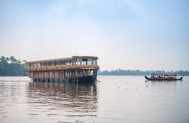 Double-Decker floating Deluxe Houseboat