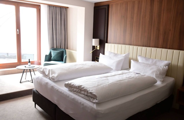 Double room comfort, shower or bath, WC - Hotel am Schloss