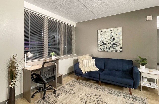 Downtown 1BR by Steps from Wells FREE PARKING