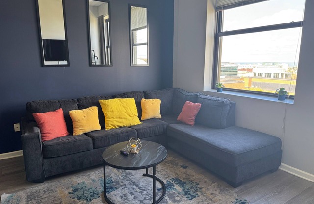 Downtown Apt - Walk to Games, Concerts - Park Free