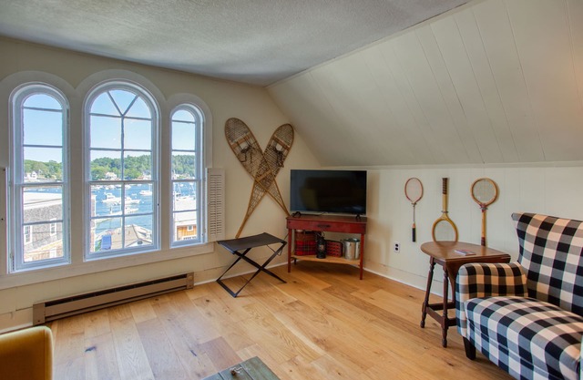 Downtown Boothbay Harbor Vintage Summer Camp Suite