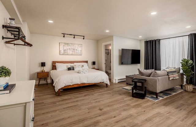 Downtown city studio - King bed
