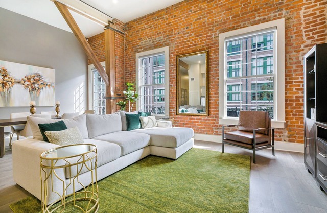 🛎DOWNTOWN Condo You've Been LOOKING For! Glam+Historic Charmer+Private Balcony= Everything!