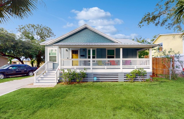 Downtown cottage with spacious front and back porch near ocean