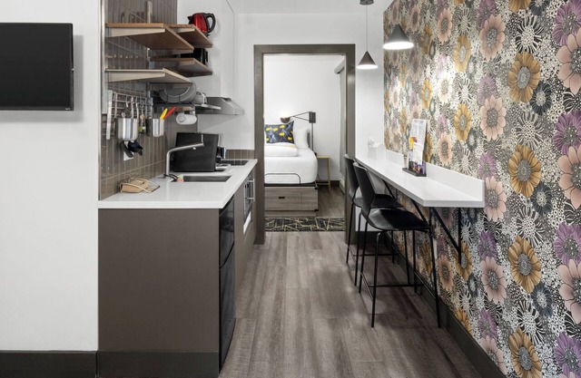 Downtown Deluxe King Suite. Kitchenette, Free Breakfast, and Rooftop Hot Tub!