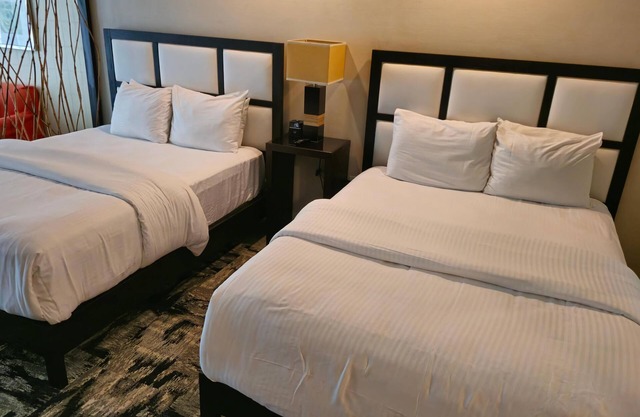 Downtown Doral Studio Sleeps 4, Kitchen, Pool