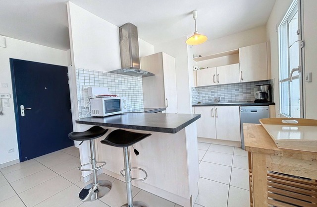 Downtown Granville: 2-Bedroom Apartment with Parking, Elevator, 300m to Beach