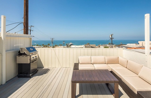 Downtown Manhattan Beach Getaway, Ocean Views, Walk to Beach and Restaurants!