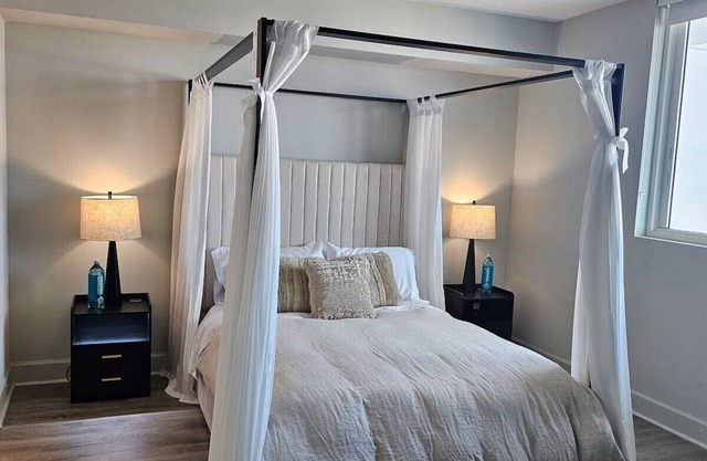 Downtown Miami Oasis! Amazing city skyline views with gorgeous pool & cabanas!