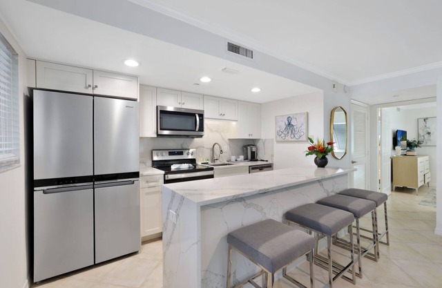 Downtown Naples Beach Condo, Half block from Famous 5th Ave