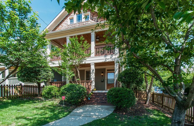 *Downtown Oasis* - Convenient to EVERYTHING - Minutes to Downtown - Pvt Parking!