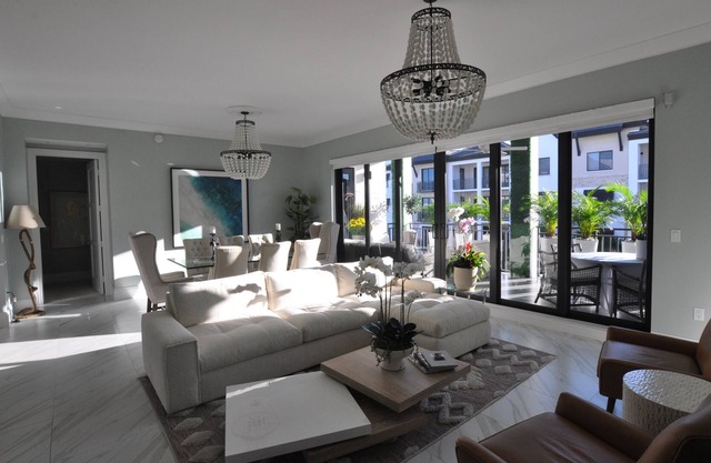 DOWNTOWN/OLD TOWN NEW LUXURY CONDO, walk to beach, several restaurants & shops