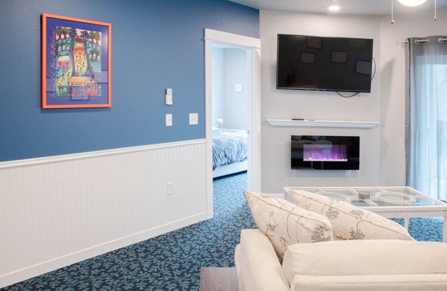 Downtown Salem Oregon Loft Apartment 227 w/decks and parking