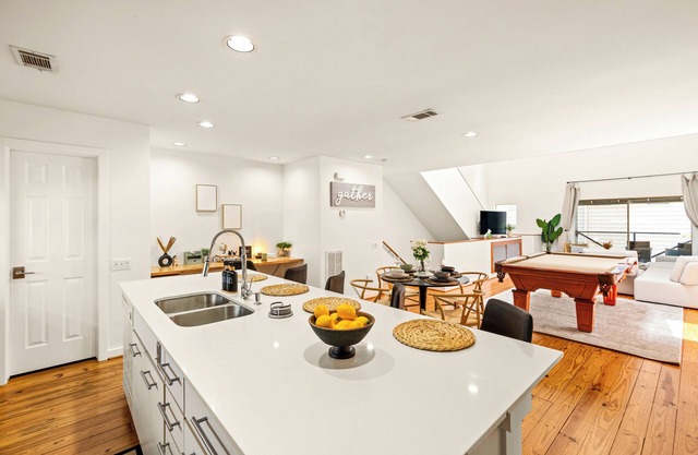Downtown View!Luxury Townhome Cozy Mid-Century 4th ward historic site! King bed