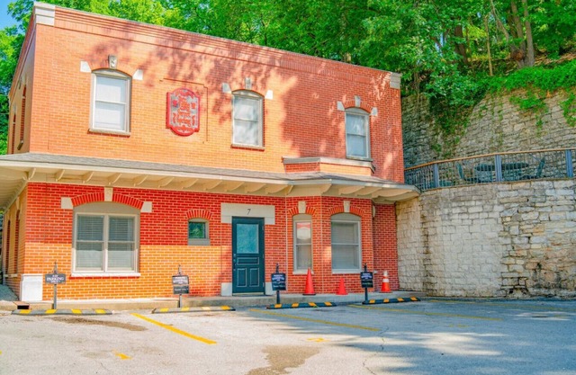 Downtown Villa 2 at Sweet Spring Wifi Free Parking