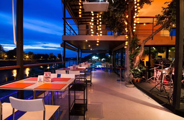 Dragon River Avenue Hotel