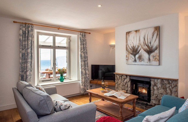 Drake- A Coastal Cottage with Hot Tub & Stunning Views