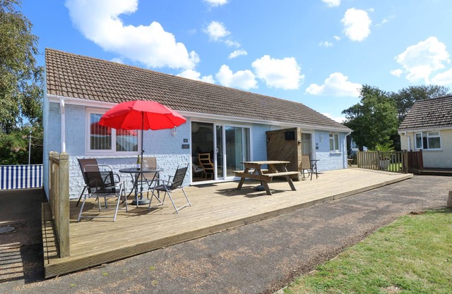 DRAKE COTTAGE, family friendly, country holiday cottage in Seaview