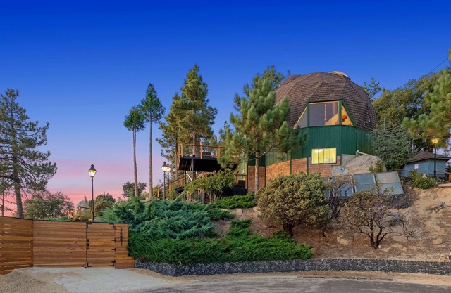 Dramatic Geodesic Dome with amazing views, AC, spa and walk to town cold tub