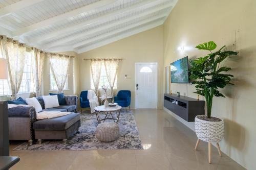 Drax Hall-Near Ocho Rios-King Bed-Pool-BBQ Grill-Gated Complex-Free Parking-Free Wifi 100Mbps