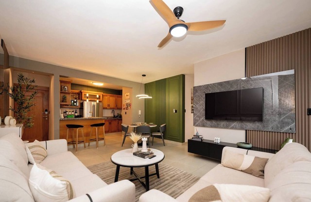 Dream Stay - Pool & Gym - 10min Airport & Homs