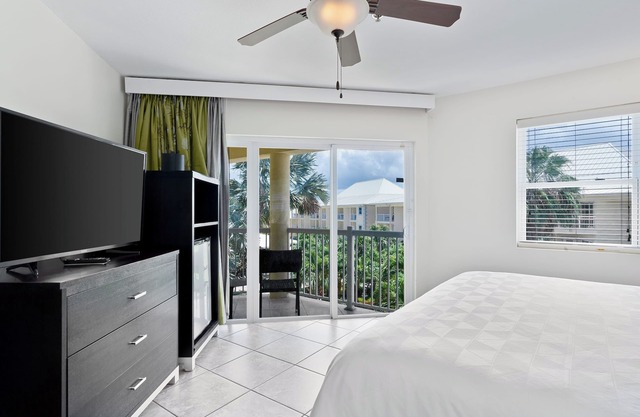 Dream Getaway! Outdoor Pool and FREE Parking, Short Drive to Dolphin Discovery!