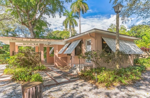 Dreaming Of The Tropics! Hemingway House With Additional Guest House 2 Bedroom Home by Redawning