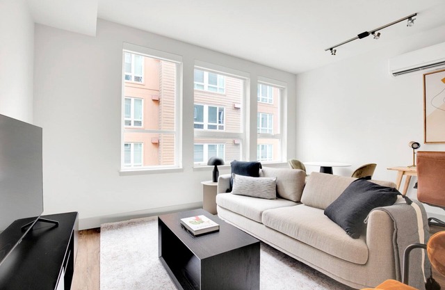 Dreamy Bellevue 1BR w/Gym & Roof Lounge, easy commute, by Blueground