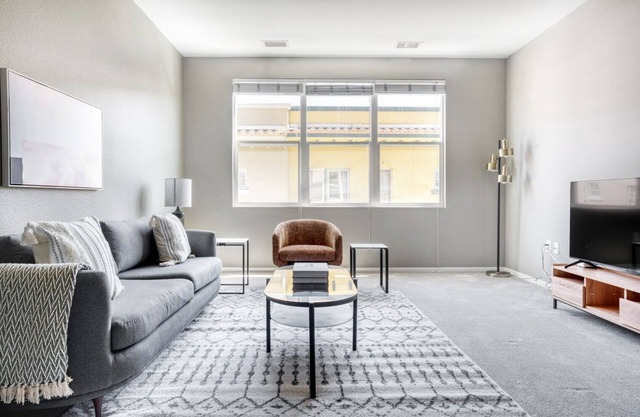 Dreamy Santana Row 2BR w/Gym, Pool & W/D, near highways, by Blueground