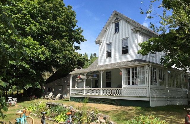 Dreamy vintage farmhouse on Maine Island near Acadia, sleeps 7