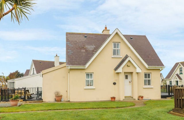DRIFTWOOD COTTAGE, pet friendly in Fethard-On-Sea, County Wexford