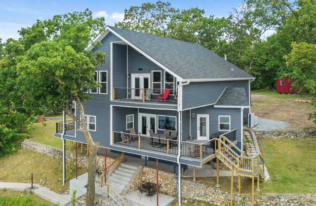 Driftwood Lodge: Boat Dock, Game Room & Lake Views