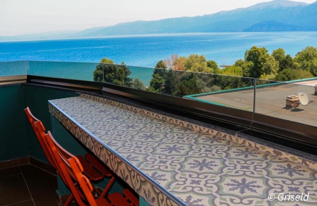 Drion Apartment with lake view