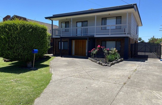 Dromana Charmer - Large family home, 8 min easy walk to the beach.