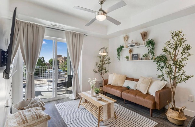 DT SLC | King Bed | Gym | Parking | Walk Score 90
