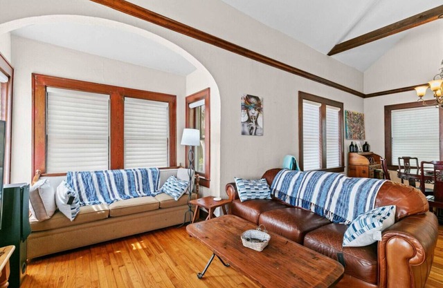!Duck Pond Charming 3bed 2 bath house!