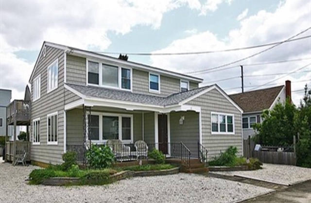 Duplex 1st fl; Ocean Side; Beach Badges; Outdoor Shower; WiFi 40794