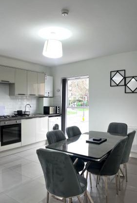 Duplex 3 Bed Apt with patio in Camden WR202