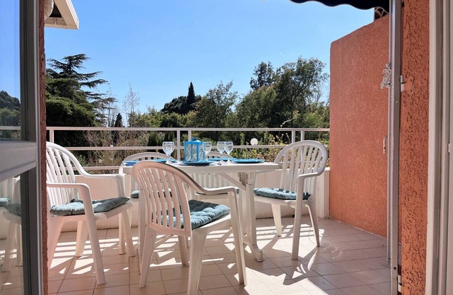 Duplex 3-Room Apartment, 5 Sleeps, Steps from Beach, South-Facing Terrace, Parking Included