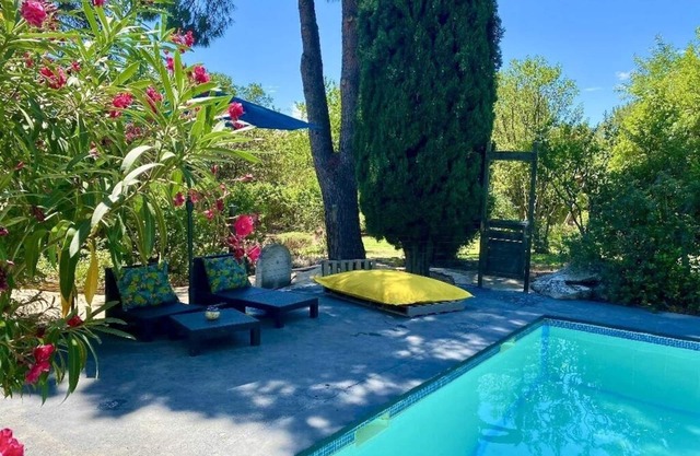Duplex and guest rooms in superb Provencal estate, garden, swimming pool.