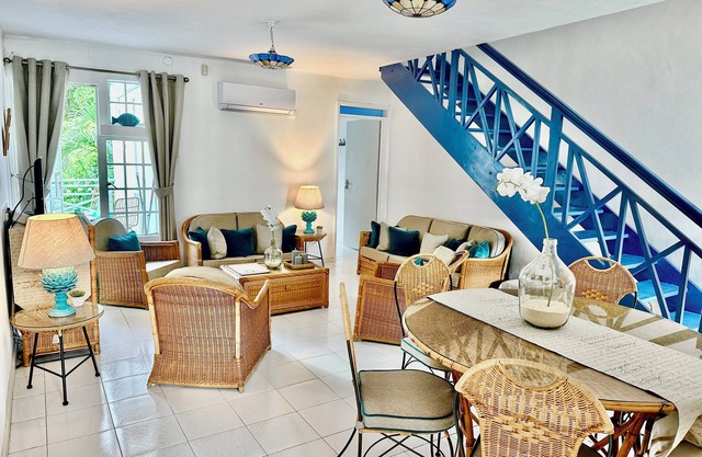 🏝️DUPLEX APARTMENT WITH POOL - 3 MINUTES WALK TO BEACHES, RESTAURANTS & SHOPS
