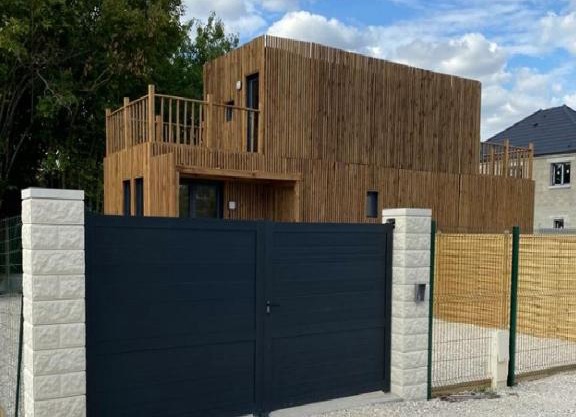 Duplex atypique en bois entre ville et verdures