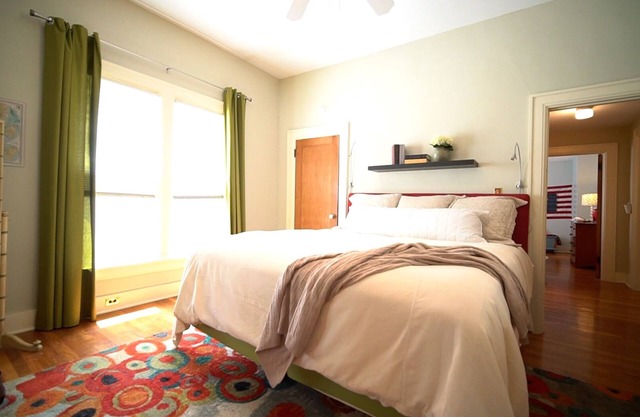Duplex First Floor - Southmoreland, KCMO - Easy access to all KC has to offer