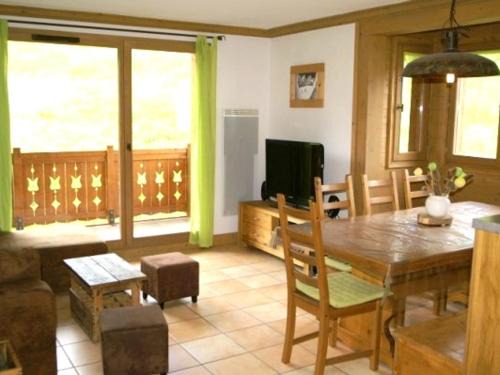 Duplex Haut de Gamme 4P au Pied des Pistes avec Balcon et Parking Privé - FR-1-557-6