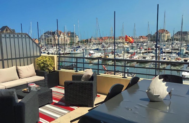 Duplex Loft with Terrace, Superb view of Port Guillaume, 7 minutes from the beach