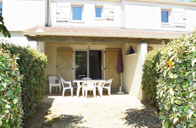 Duplex Sleeps 6 with Terrace, Heated Pool, Free Parking, Pet-Friendly