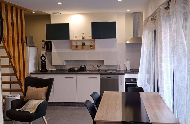 Duplex T3 Calme avec Terrasse, Proche Thermes, 2 Chambres, Wifi Gratuit, Parking, Non Fumeur.
