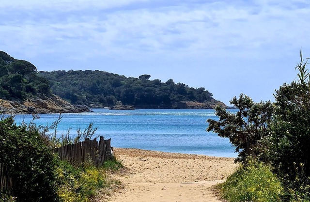 Duplex with one bed room , wide terrace, AIR CO+WIFI, Gigaro sandy beach 10 min.