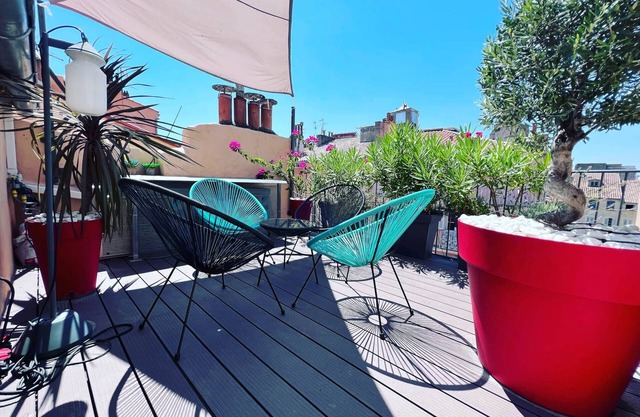 Duplex with terrace - hyper-center of Toulon
